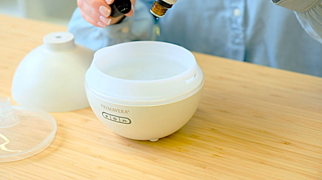 otvorenie aroma difuzera a nakvapkanie oleja